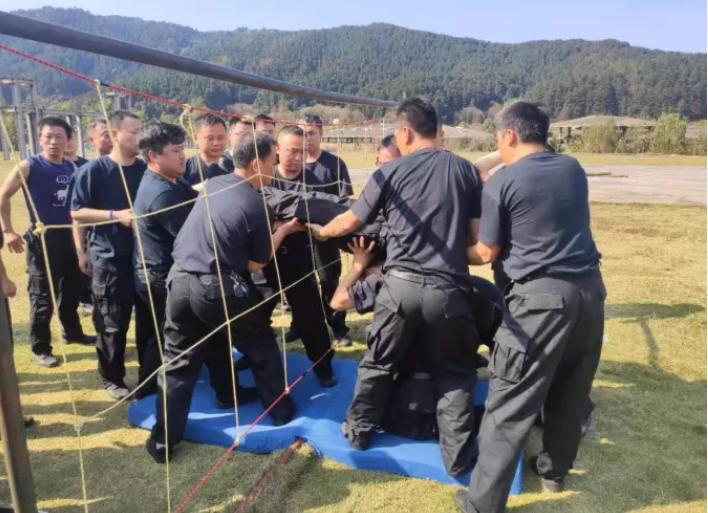 鷹潭長運、公交組建防恐維穩(wěn)應急隊并開展拓展訓練