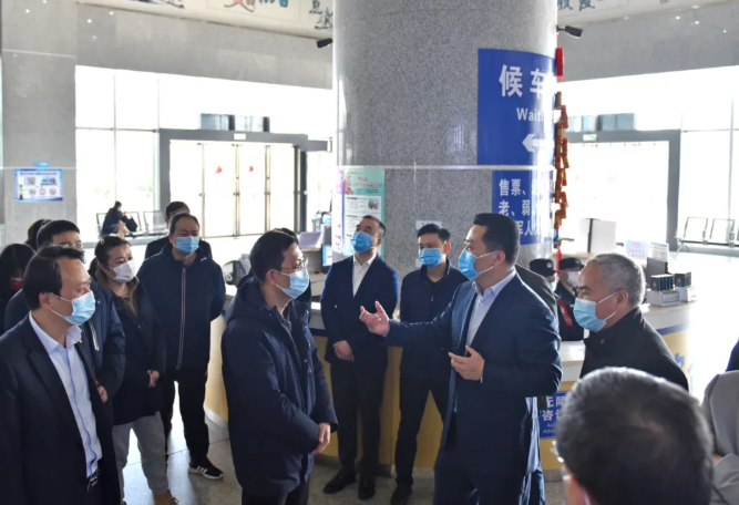 王曉向總部機關(guān)、都市城際公交干部員工拜年