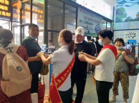 上饒汽運(yùn)東站為一線職工、旅客送清涼