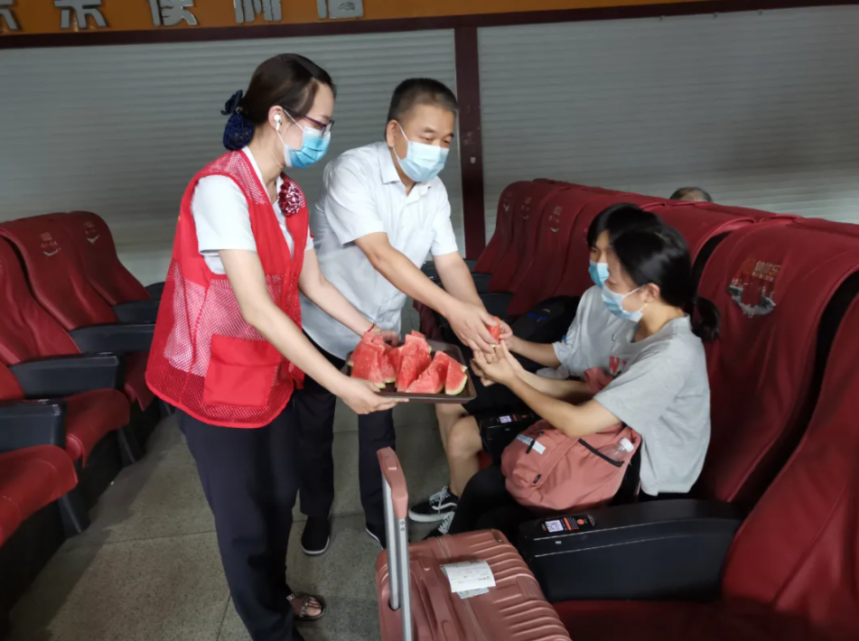 都市城際公交 長(zhǎng)途客運(yùn)分公司開(kāi)展夏日送清涼活動(dòng)