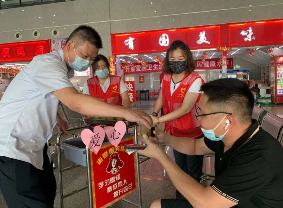 都市城際公交 長途汽車西站、徐坊客運(yùn)站開展送清涼活動(dòng)