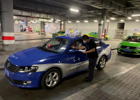 長(zhǎng)運(yùn)出租 開(kāi)展“將心比心·終端檢驗(yàn)”、“一心向黨·全心為民”專題活動(dòng)