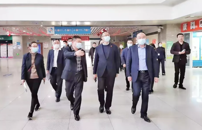 市文廣新旅局局長(zhǎng)萬利平實(shí)地調(diào)研南昌長(zhǎng)途汽車站  胡維泉陪同