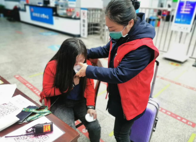 貼心服務(wù)安撫旅客 護送上車盡顯大愛