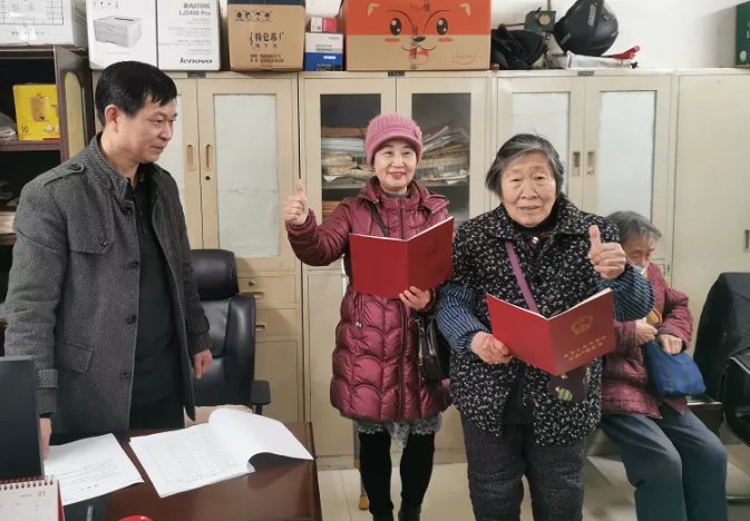 長鴻物業(yè)：為民解憂 助居民領到房產(chǎn)證