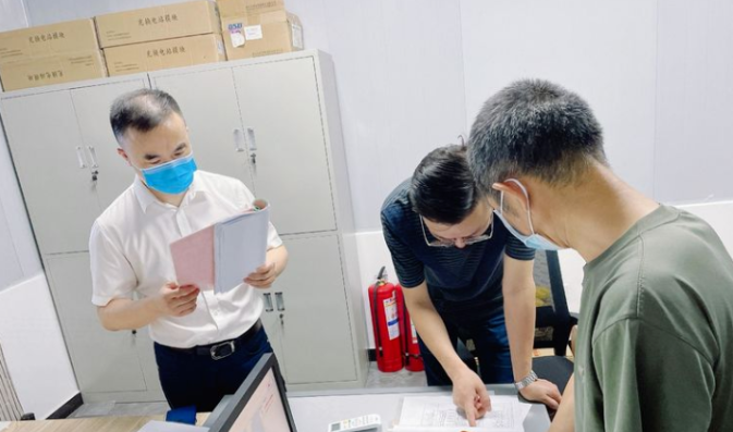 劉磊一行開(kāi)展夏季夜間安全檢查