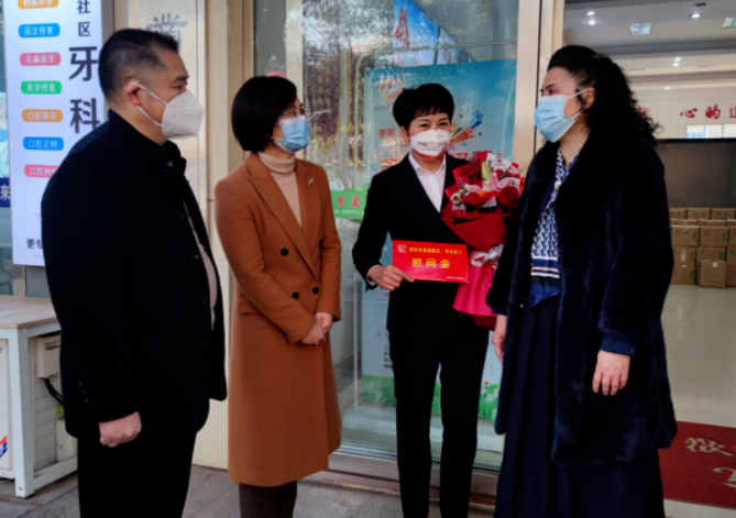 新余公交 春節(jié)前夕 新余市委常委、宣傳部部長(zhǎng)張智萍看望慰問(wèn)黨代表李小英