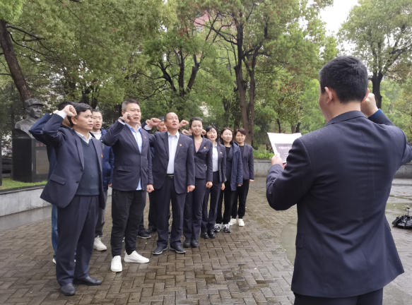 都市城際公交 旅游客運分公司黨支部開展“緬懷革命先烈，傳承紅色基因”祭掃活動