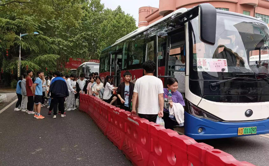 吉安長運(yùn):永新公司全力以赴接送體考學(xué)生