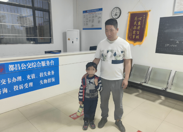 九江長運(yùn)：小學(xué)生坐錯(cuò)站 工作人員助他回家