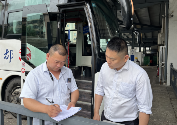 青山客運分公司開展車輛安全、環(huán)境衛(wèi)生綜合檢查