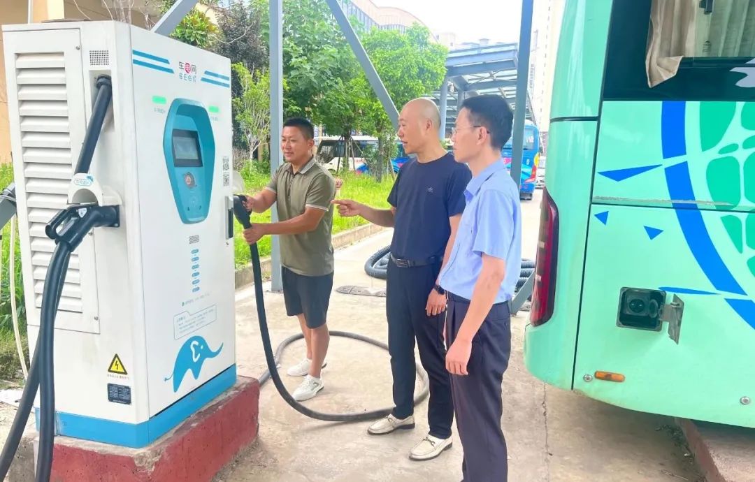 鄱陽(yáng)長(zhǎng)運(yùn) 開展新能源車充電樁安全檢查