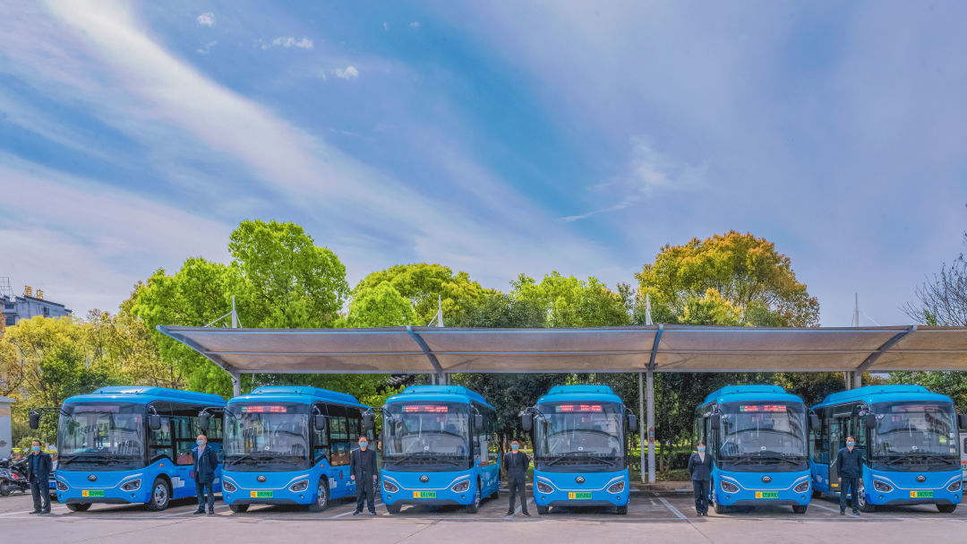 爭分奪秒拼經濟 || 婺源公交：穩(wěn)安全 優(yōu)服務 確?！半p過半”