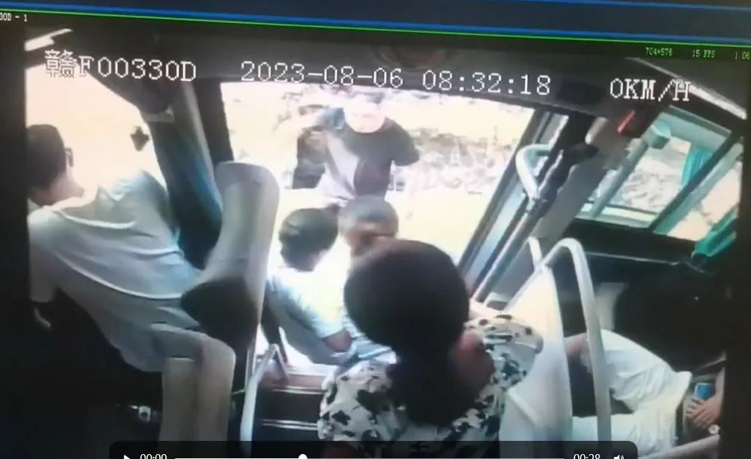 撫州長運：乘客突發(fā)疾病 公交司機及時救助