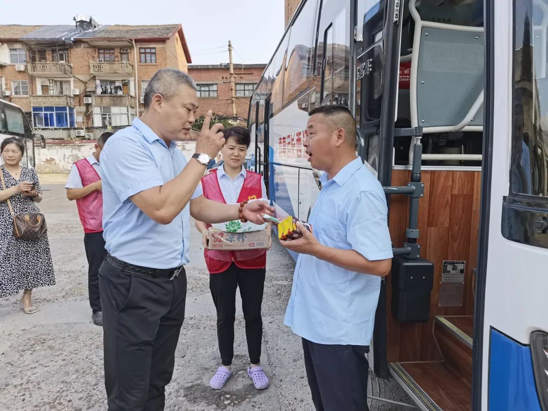都市城際公交 旅游客運(yùn)分公司開展“送清涼”志愿者服務(wù)活動(dòng)