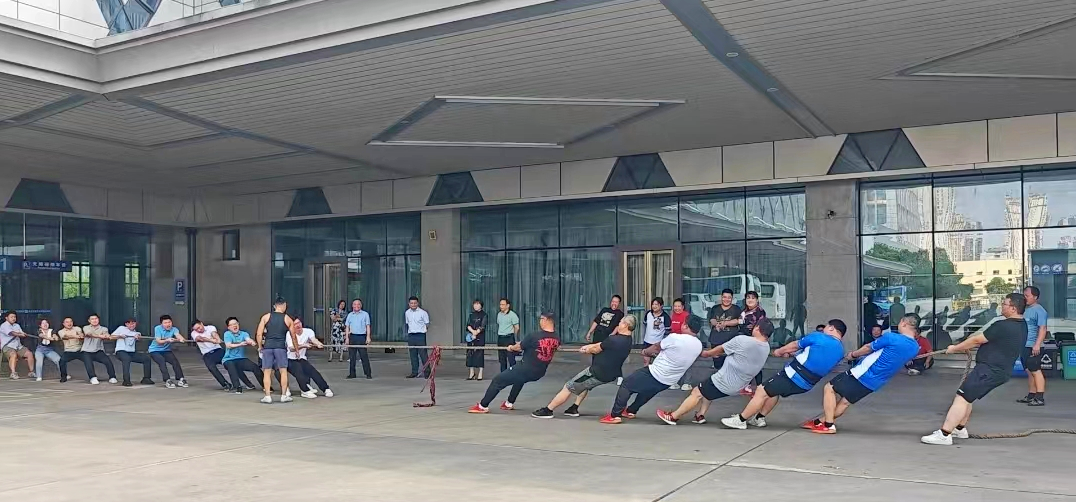 市國資委拔河代表隊到江西長運開展南昌市第九屆運動會賽前交流活動 張小平、劉志堅現(xiàn)場觀摩