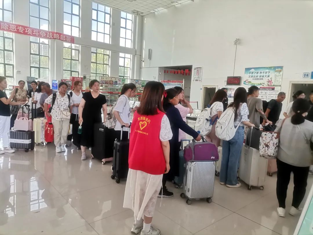 九江長(zhǎng)運(yùn):新生接送車(chē)直通校園 為開(kāi)學(xué)季保駕護(hù)航