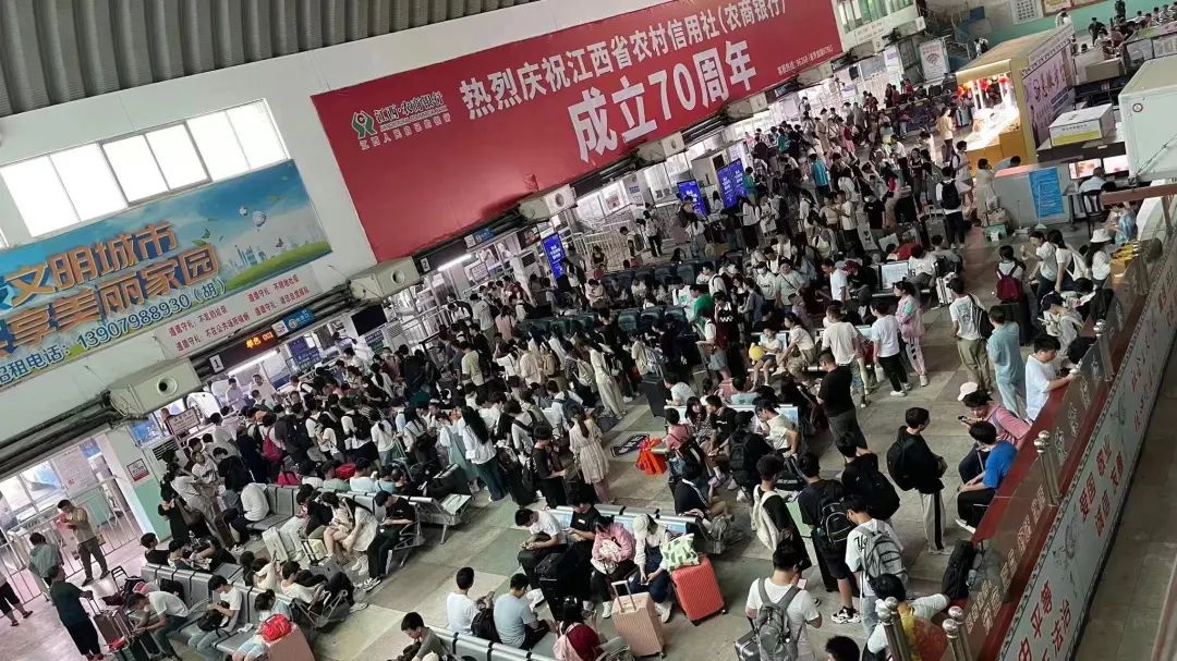 江西長運(yùn)積極應(yīng)對(duì)中秋、國慶客流高峰