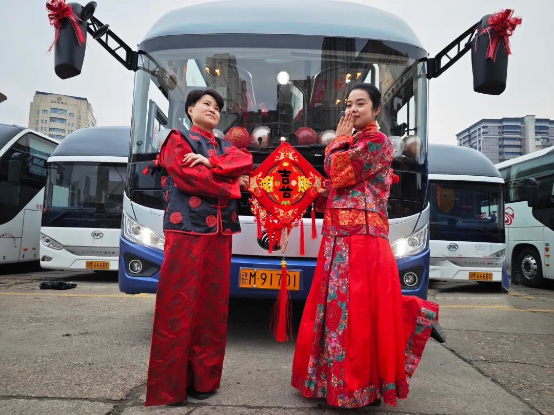 都市城際公交:豪華巴士變婚車 載著幸福向前行