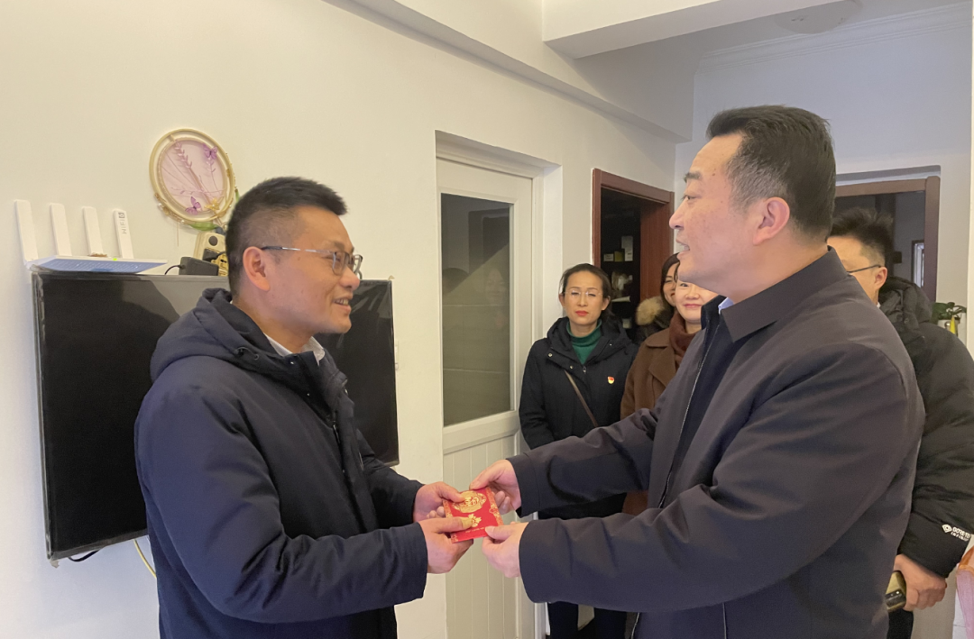 王曉走訪慰問(wèn)困難職工