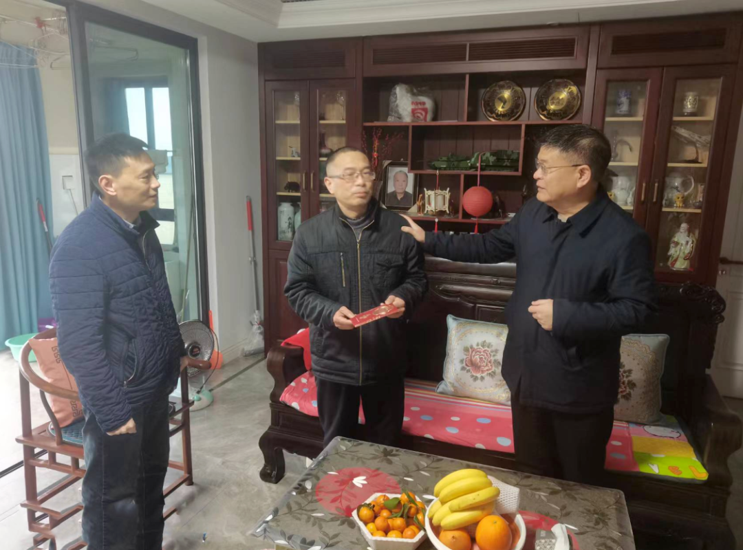 張小平、黃俊一行探望慰問患病職工