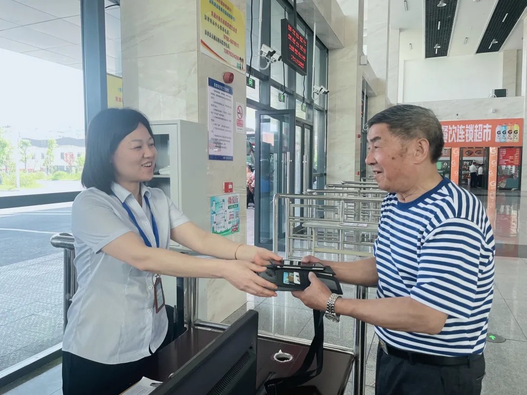 九江長(zhǎng)運(yùn)：拾金不昧加免費(fèi)乘車 長(zhǎng)運(yùn)的服務(wù)太好了！