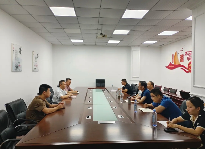 9月19日，江西省交通運輸執(zhí)法局副局長朱國英一行前往景德鎮(zhèn)長運開展執(zhí)法監(jiān)督與調研工作，景德鎮(zhèn)市交通執(zhí)法支隊隊長于盛穎等陪同。調研會上，景德鎮(zhèn)長運董事長程鵬匯報了公司安全生產、配合打擊黑車及市場秩序維護情況。朱國英要求景德鎮(zhèn)長運建立獎勵機制，鼓勵駕駛員參與監(jiān)督，共護市場秩序；同時加強節(jié)日安全生產，確保假期安全形勢穩(wěn)定。