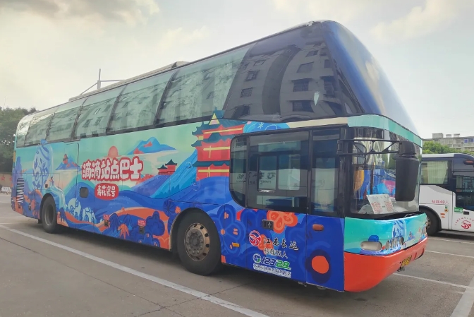 南昌往返景德鎮(zhèn)“站點(diǎn)巴士”成功爆改“青花瓷號(hào)”旅游主題大巴 將于9月25日正式上線(xiàn)