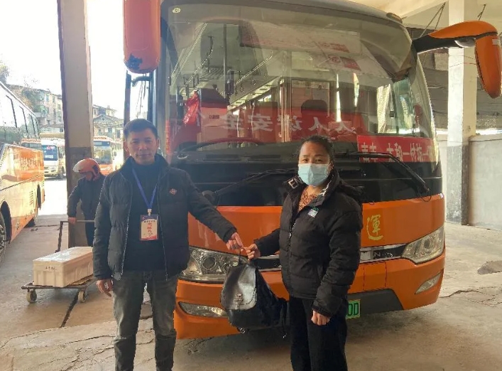撫州長運：公交司機(jī)拾金不昧 溫暖乘客冬日出行