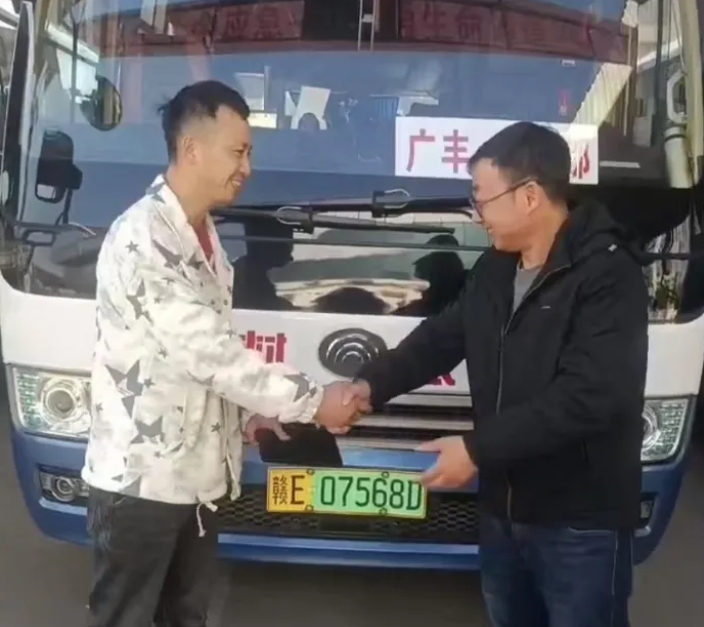 上饒汽運：大額現(xiàn)金“完璧歸趙” 失主緊緊握住司機的手