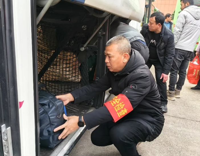 上饒汽運(yùn)：車(chē)站工作者 溫暖返程路