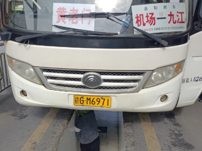 修理公司開展對10年以上燃油客車安全排查活動