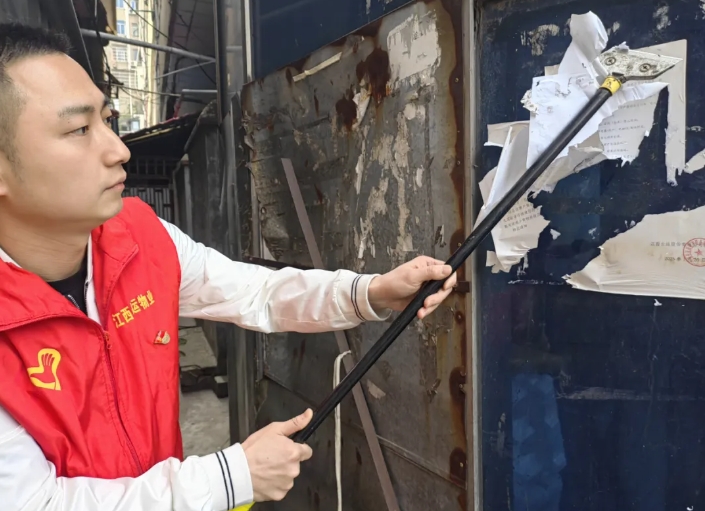 長運物業(yè) 開展破舊廣告專項清理