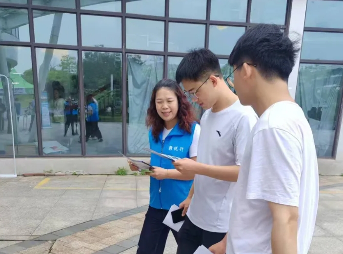 長運(yùn)科技 智運(yùn)九州與共青公司開展校園直通車地推