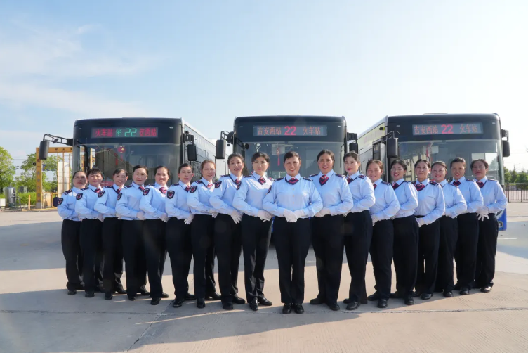 吉安公交:吉安公交22路井岡女子公交班組榮獲“全國(guó)交通運(yùn)輸系統(tǒng)先進(jìn)集體”稱號(hào)